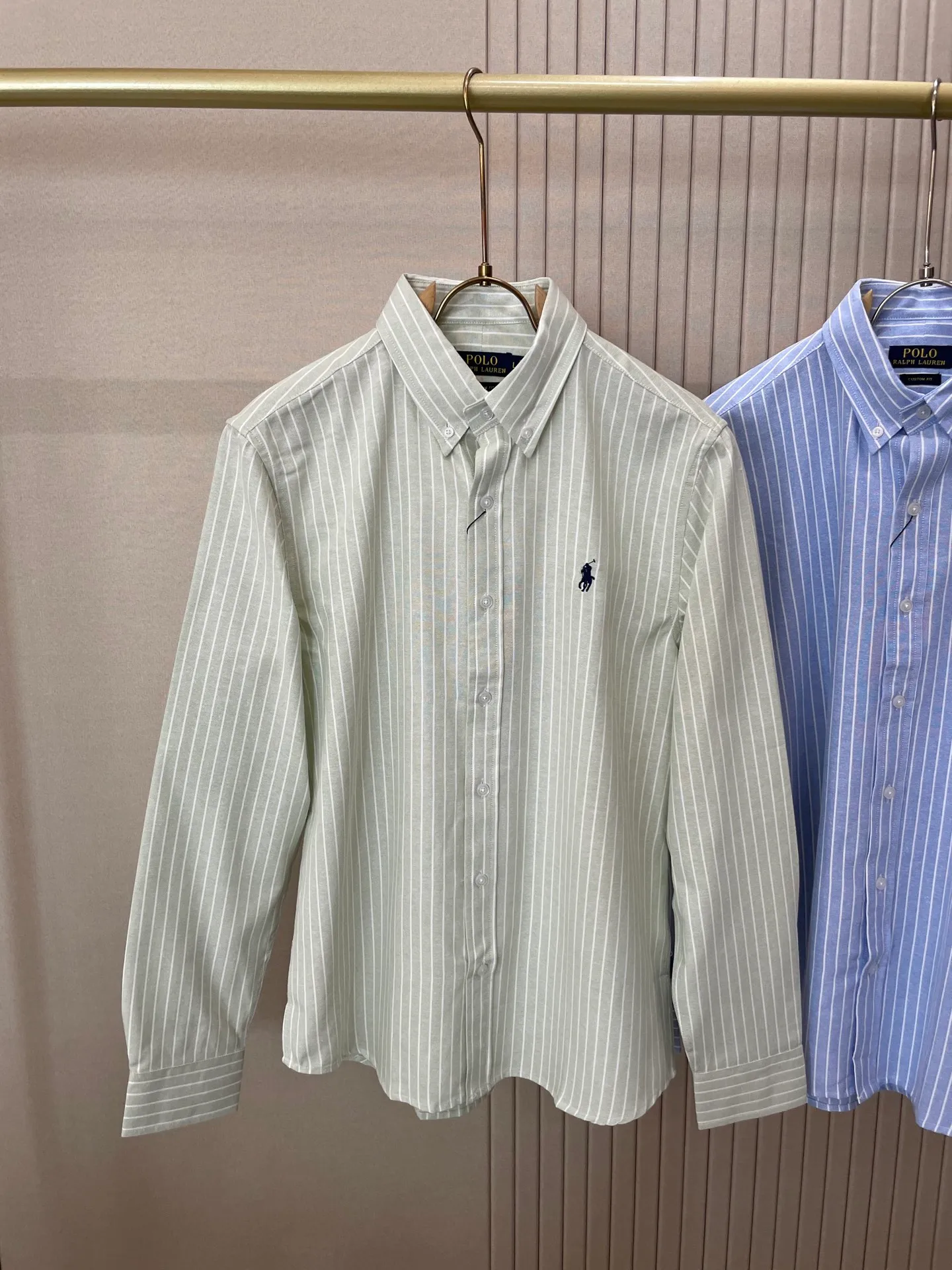 P220 🌸🌸🌸 POLO Ralph Lauren [High Quality] Classic shirt! The classic casual shirt made of pure cotton Oxford cloth has a unique design. It has a simple, clean and classic silhouette design. It is a versatile style that can be switched at will. The fabric feels soft and delicate, highly breathable, and is close to the skin and comfortable to wear. It can be worn alone as an inner layer. Its versatile performance is beyond your imagination! The upper body of the ready-to-wear is simple and classic yet elegant! Size:M-XXL
